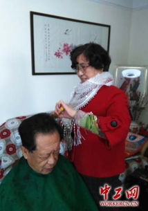 精剪細(xì)琢傳溫情，匠心服務(wù)暖人心——記陜西咸陽市飲食服務(wù)公司實(shí)驗(yàn)理發(fā)店先進(jìn)事跡
